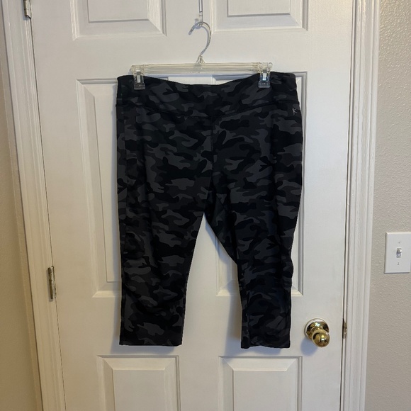 Danskin Now Performance Fitted Capri Sport Tight Legging Size XL Camo Black - Picture 2 of 7